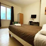 Le Midi Clermont-cournon Отель 2*