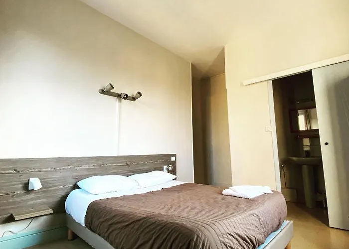 Hotel Le Midi Clermont-cournon 2*